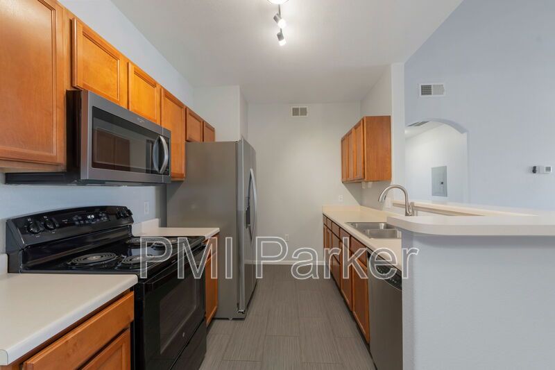 Clean and cozy condo for lease with garage property image